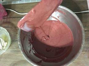 再次翻拌均匀即成海绵蛋糕面糊