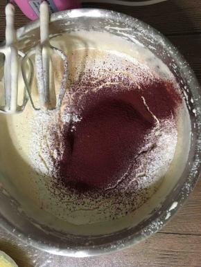 筛入低粉、红曲粉混合，用橡皮刮刀翻拌均匀（从底部往上翻拌，不要画圈搅拌）