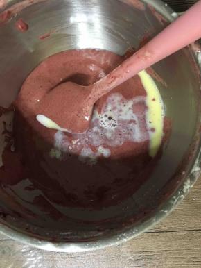 把混合好黄油牛奶液倒入搅拌好的面糊中。