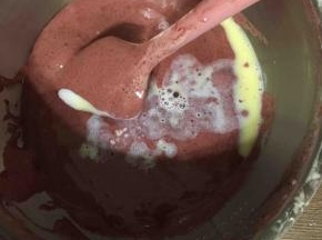 把混合好黄油牛奶液倒入搅拌好的面糊中。