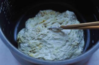 1、面粉中加入适量的温水、酵母粉、泡打粉，搅拌均匀，最后再加入玉米油揉匀，静置醒发。