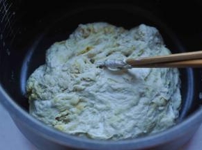 1、面粉中加入适量的温水、酵母粉、泡打粉，搅拌均匀，最后再加入玉米油揉匀，静置醒发。