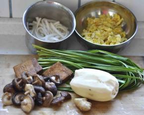 2、将所有菜馅料洗净，粉条、香菇提前泡发，鸡蛋炒熟。