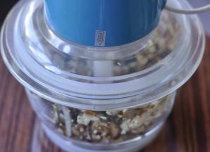 3、把菜馅料放入料理机中打碎，