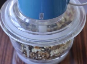 3、把菜馅料放入料理机中打碎，