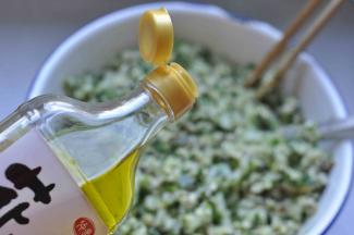 4、给馅料里加入花椒油、香油。