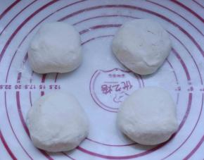 7、把醒发好的面团分成4份，揉圆