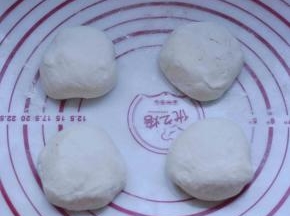 7、把醒发好的面团分成4份，揉圆