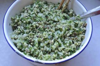 6、把菜馅料搅拌均匀