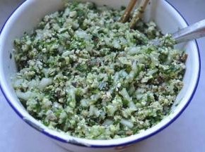 6、把菜馅料搅拌均匀