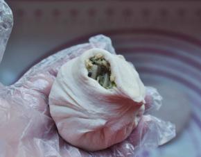 10、右手拇指推面皮的边缘，食指在前面捏折转圈收口