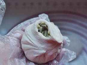 10、右手拇指推面皮的边缘，食指在前面捏折转圈收口