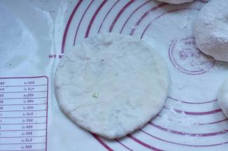 11、收口朝下，按扁