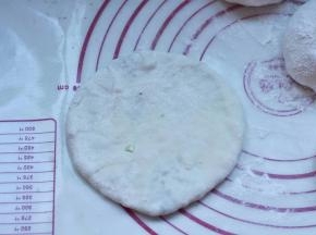 11、收口朝下，按扁