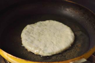 12、平底锅倒油开火，油温60度放入做好的馅饼，煎至微黄