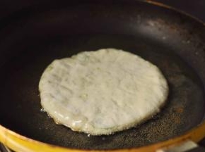 12、平底锅倒油开火，油温60度放入做好的馅饼，煎至微黄