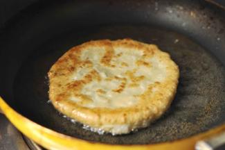 13、翻面，继续煎至微黄，出锅