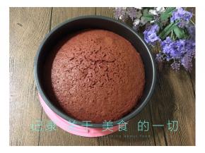 出炉蛋糕冷却后脱模