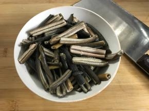 鳝丝买回来后洗净，切成小段。
