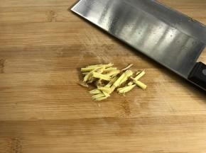 把老姜也切成丝。