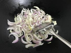 先爆香洋葱。
