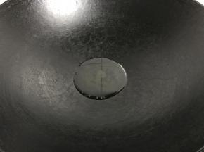 锅中放适量油。