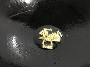 另起油锅，放入老姜爆香。