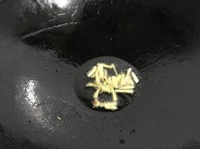 另起油锅，放入老姜爆香。