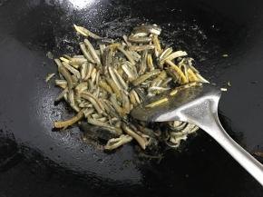 爆至鳝鱼丝全部变色。