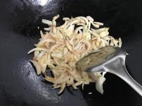 等到洋葱成透明色的时候盛出。