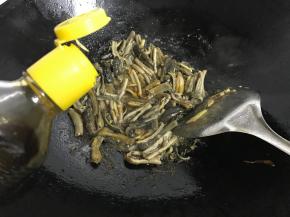 放入料酒，加入老抽和生抽翻拌均匀。