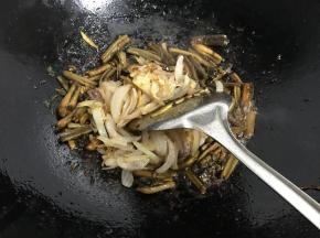再放入洋葱一起翻炒。
