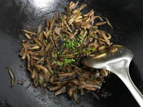 出锅前撒入葱花。