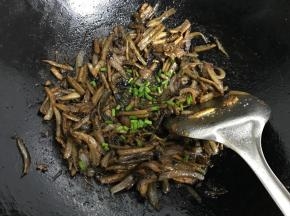 出锅前撒入葱花。