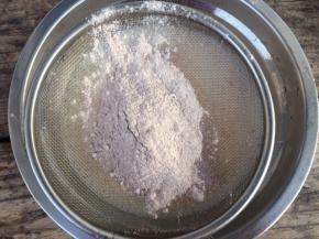 过筛入黑全麦粉