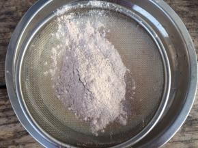 过筛入黑全麦粉