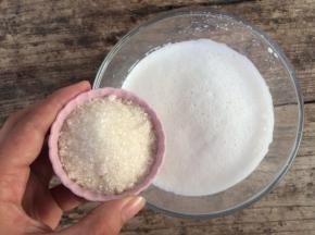 牛奶加入白糖搅拌均匀