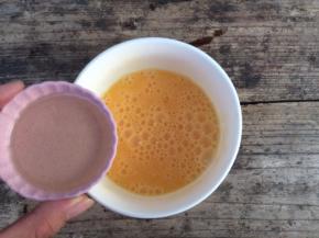 鸡蛋打散加入油搅拌均匀