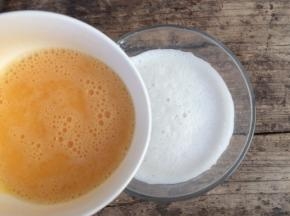 鸡蛋液倒入牛奶里搅拌均匀