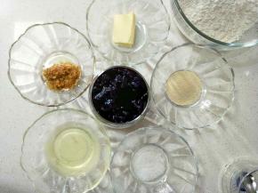 蝶豆花用开水泡好，冷却待用。