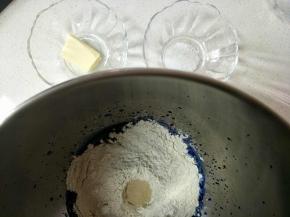 除黄油和盐外的所有材料混合成团。可拉出大片膜的时候加入黄油和盐。