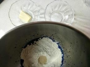 除黄油和盐外的所有材料混合成团。可拉出大片膜的时候加入黄油和盐。