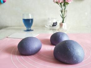 整理面团，分割等量三个面团。