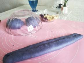 封口捏紧，擀面杖再轻轻压实。