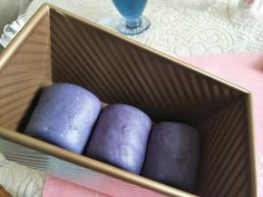 其他俩个面团同方法处理，做好放入土司盒。