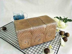 烤38分钟。出炉，开盖震一下热气，侧放晾凉。