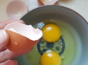 准备两个鸡蛋放到碗里，留一半鸡蛋壳清水冲洗干净备用