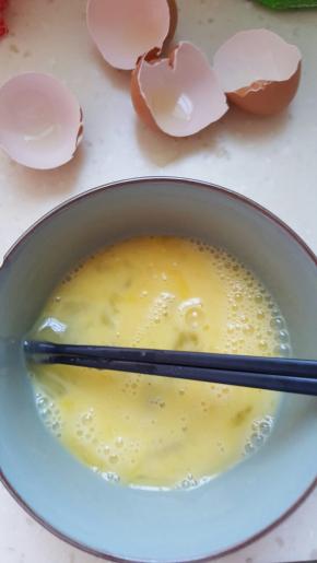 加入少许盐，搅拌均匀打散