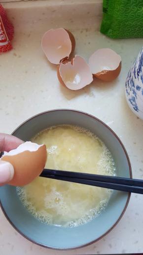 开水倒进鸡蛋壳6次，一边加水一边搅拌均匀，这里大家小心开水不要烫到手