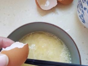 开水倒进鸡蛋壳6次，一边加水一边搅拌均匀，这里大家小心开水不要烫到手